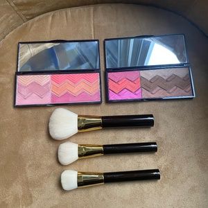 TOM FORD BRONZER 05 BRUSH, Buy 1get 2 brushes FREE!! and included 2 PALETTES!
